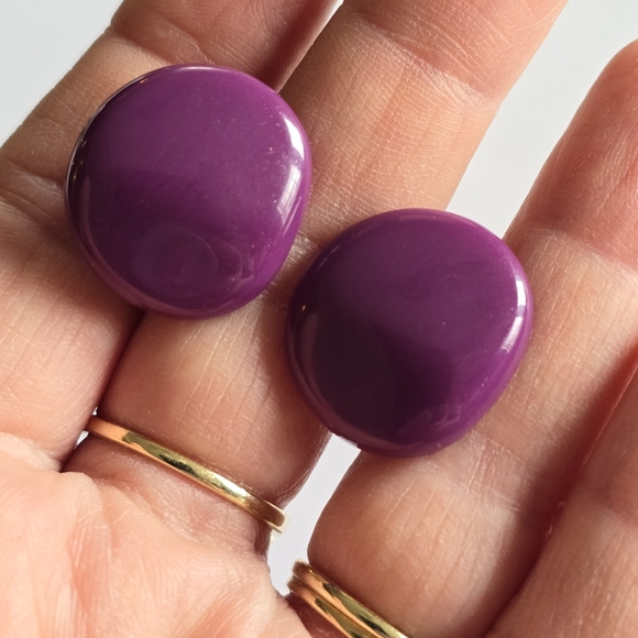 Vintage earrings clip on purple plastic cabochons retro - Picture 3 of 11